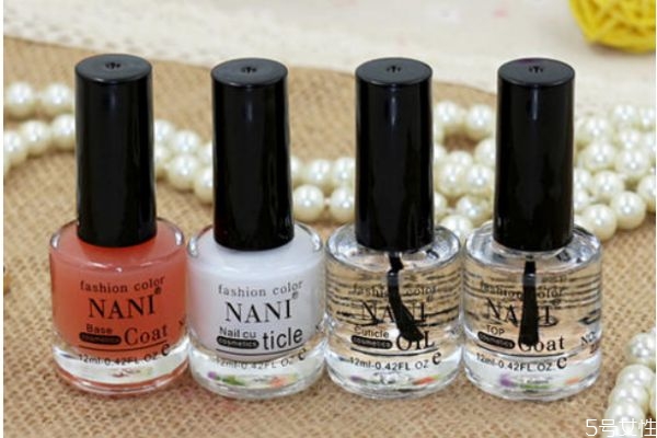 指甲油底油亮油區(qū)別 指甲油底油亮油不同 指甲油底油亮油區(qū)別 指甲油底油亮油不同