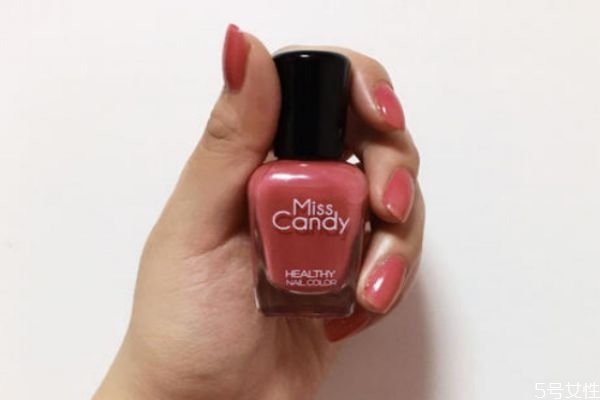 指甲油底油亮油區(qū)別 指甲油底油亮油不同 指甲油底油亮油區(qū)別 指甲油底油亮油不同