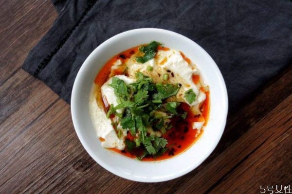 豆腐腦有點(diǎn)酸怎么回事 為什么豆腐腦會(huì)有酸味 豆腐腦有點(diǎn)酸怎么回事 為什么豆腐腦會(huì)有酸味