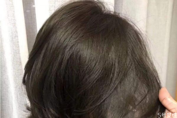 黃頭發(fā)可以黑茶色嗎 漂過(guò)的頭發(fā)染成黑茶掉色么 黃頭發(fā)可以黑茶色嗎 漂過(guò)的頭發(fā)染成黑茶掉色么