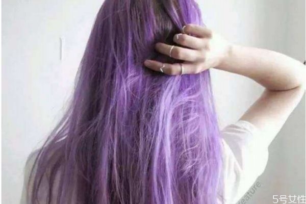 染了紫色怎么染回棕色 染什么顏色能蓋住紫色 染了紫色怎么染回棕色 染什么顏色能蓋住紫色