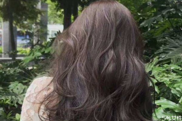 黑茶色會越洗越黃嗎 黑茶色洗多久就自然了 黑茶色會越洗越黃嗎 黑茶色洗多久就自然了