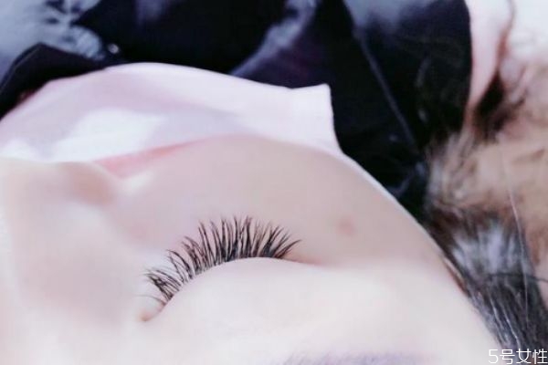 睫毛嫁接是粘在哪里 睫毛嫁接竅門 睫毛嫁接是粘在哪里 睫毛嫁接竅門
