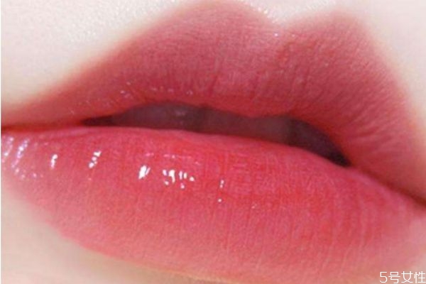 口紅緞光和滋潤(rùn)是一樣嗎 緞光和啞光的區(qū)別