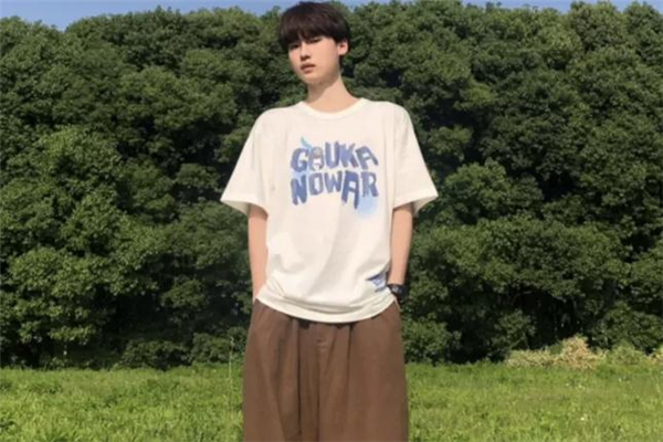 白色印花t恤怎么搭配 白色印花t恤下面配什么好看 白色印花t恤怎么搭配 白色印花t恤下面配什么好看