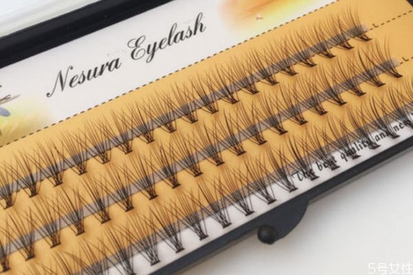 嫁接睫毛是粘在哪里 嫁接睫毛時(shí)滴膠和放置方法有講究 嫁接睫毛是粘在哪里 嫁接睫毛時(shí)滴膠和放置方法有講究