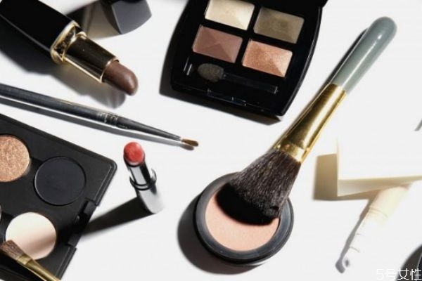 粉餅可以用化妝刷上嗎 粉餅用刷子上妝步驟 粉餅可以用化妝刷上嗎 粉餅用刷子上妝步驟