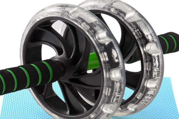 練腹肌輪對(duì)腰有傷害嗎 練腹肌輪的正確方法 練腹肌輪對(duì)腰有傷害嗎 練腹肌輪的正確方法