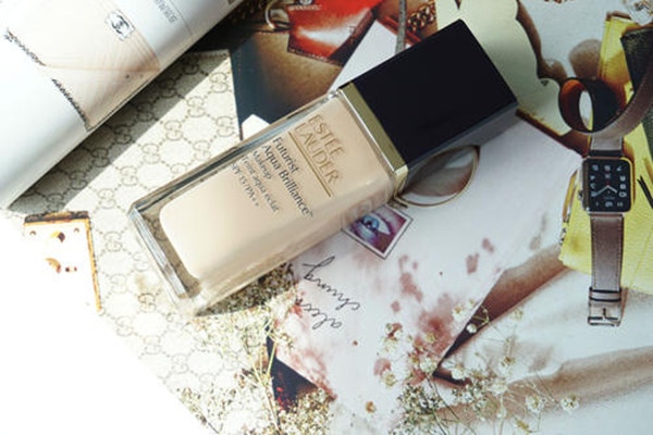 雅詩蘭黛新沁水粉底液介紹 雅詩蘭黛新沁水粉底液怎樣辨別真假 雅詩蘭黛新沁水粉底液介紹 雅詩蘭黛新沁水粉底液怎樣辨別真假