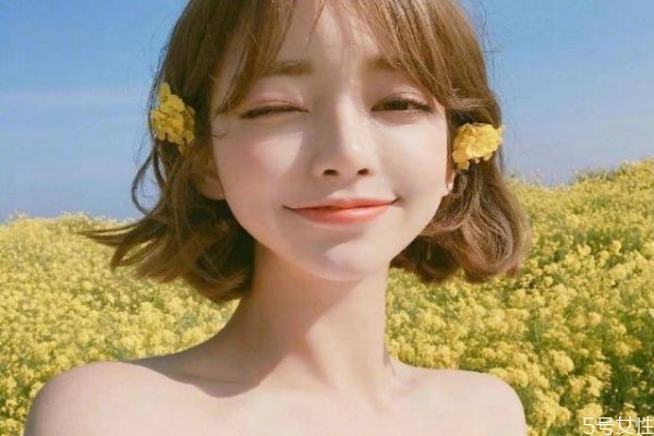 頭發(fā)油膩可以用散粉嗎 散粉可以緩解頭發(fā)油膩嗎 頭發(fā)油膩可以用散粉嗎 散粉可以緩解頭發(fā)油膩嗎