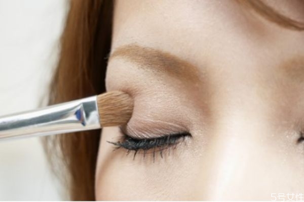 短圓眼用什么顏色眼影 下面這些眼妝技巧你要知道 短圓眼用什么顏色眼影 下面這些眼妝技巧你要知道