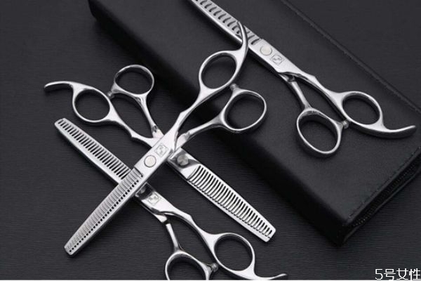 短劉海和長劉海分別適合什么人 這幾類女生不適合有劉海 短劉海和長劉海分別適合什么人 這幾類女生不適合有劉海