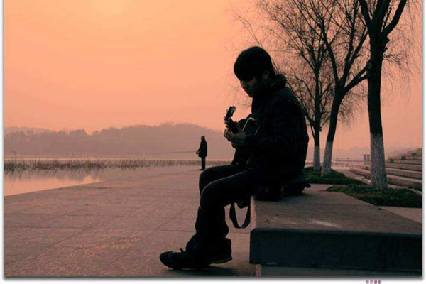 如何追求木訥的男生 追求木訥男生的方法 如何追求木訥的男生 追求木訥男生的方法