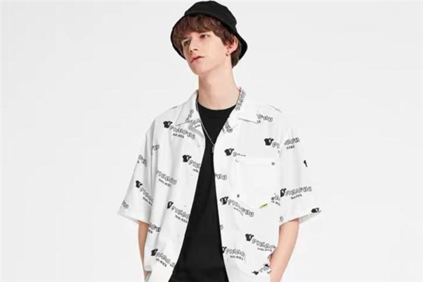 白色印花襯衫配什么帽子好看 白色印花襯衫搭配圖片 白色印花襯衫配什么帽子好看 白色印花襯衫搭配圖片