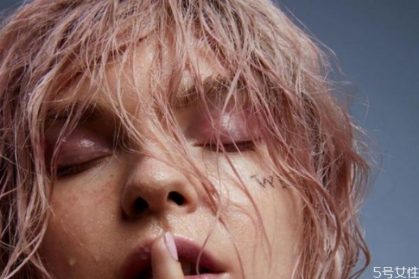 讓女人心動(dòng)的體貼小動(dòng)作 讓女朋友心動(dòng)的動(dòng)作 讓女人心動(dòng)的體貼小動(dòng)作 讓女朋友心動(dòng)的動(dòng)作