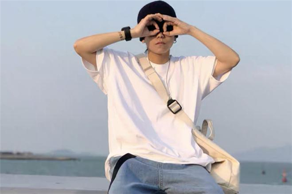 純色t恤配什么包包好看 穿純色t恤背什么包時髦 純色t恤配什么包包好看 穿純色t恤背什么包時髦