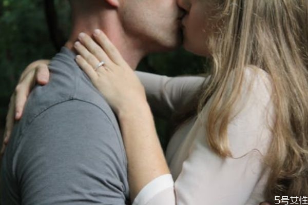 老公疏遠你的幾種表現 丈夫開始疏遠你的細節(jié) 老公疏遠你的幾種表現 丈夫開始疏遠你的細節(jié)