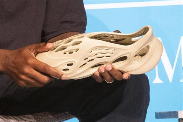 yeezy洞洞鞋多少錢 yeezy涼鞋是真的嗎 yeezy洞洞鞋多少錢 yeezy涼鞋是真的嗎