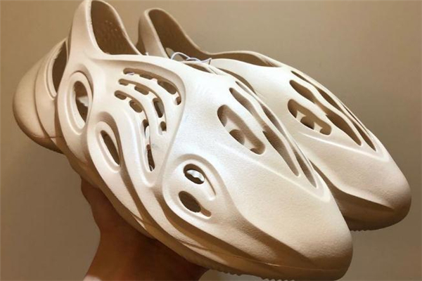 yeezy洞洞鞋開箱測評 yeezy洞洞鞋怎么搭配 yeezy洞洞鞋開箱測評 yeezy洞洞鞋怎么搭配