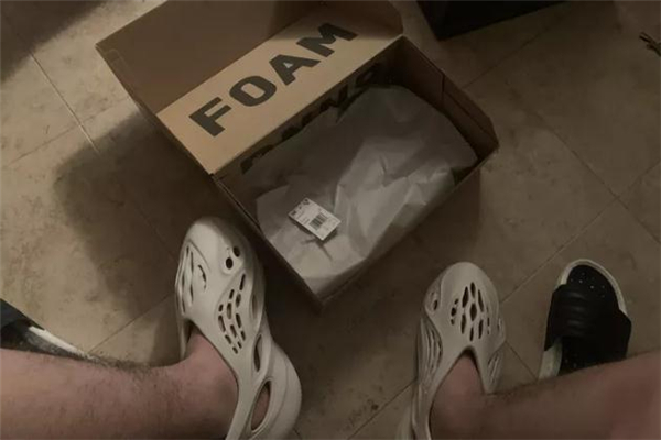 yeezy洞洞鞋開箱測評 yeezy洞洞鞋怎么搭配 yeezy洞洞鞋開箱測評 yeezy洞洞鞋怎么搭配