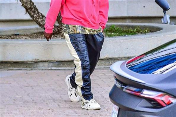 yeezy洞洞鞋開箱測評 yeezy洞洞鞋怎么搭配 yeezy洞洞鞋開箱測評 yeezy洞洞鞋怎么搭配