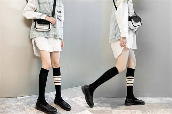 長(zhǎng)筒襪怎么搭配 長(zhǎng)筒襪配什么鞋子好看 長(zhǎng)筒襪怎么搭配 長(zhǎng)筒襪配什么鞋子好看