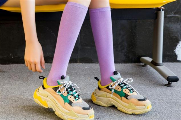 長(zhǎng)筒襪怎么搭配 長(zhǎng)筒襪配什么鞋子好看 長(zhǎng)筒襪怎么搭配 長(zhǎng)筒襪配什么鞋子好看