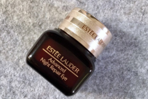 雅詩蘭黛小棕瓶眼霜適合多大年齡？所有年紀(jì)