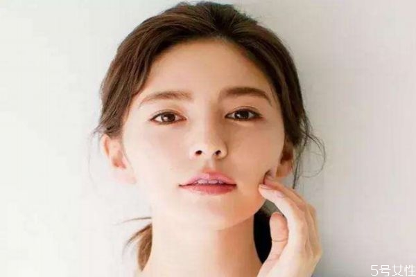 如何畫底妝化出明星們的高級感 抹粉底的時候注意使用工具 如何畫底妝化出明星們的高級感 抹粉底的時候注意使用工具