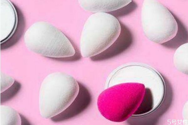 化妝刷和海綿化妝有什么區(qū)別 刷子和海綿上粉底液區(qū)別 化妝刷和海綿化妝有什么區(qū)別 刷子和海綿上粉底液區(qū)別