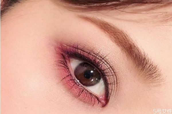 先化眼影還是先貼雙眼皮 初學(xué)者該怎么貼雙眼皮 先化眼影還是先貼雙眼皮 初學(xué)者該怎么貼雙眼皮