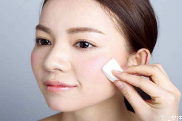 如何畫底妝化出明星們的高級感 抹粉底的時候注意使用工具 如何畫底妝化出明星們的高級感 抹粉底的時候注意使用工具