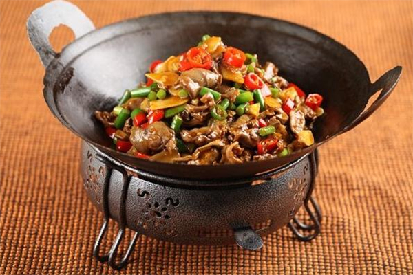 干鍋雞雜的做法 干鍋雞雜用什么配菜比較好 干鍋雞雜的做法 干鍋雞雜用什么配菜比較好