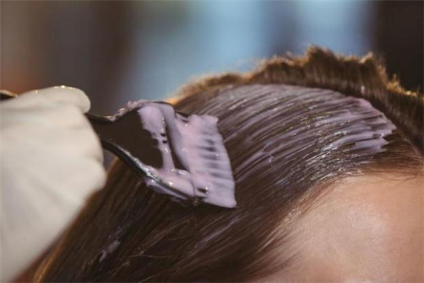 頭發(fā)油染發(fā)容易上色嗎 頭發(fā)油染發(fā)會染不上嗎 頭發(fā)油染發(fā)容易上色嗎 頭發(fā)油染發(fā)會染不上嗎