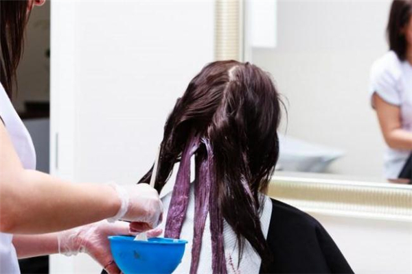 頭發(fā)油染發(fā)容易上色嗎 頭發(fā)油染發(fā)會染不上嗎 頭發(fā)油染發(fā)容易上色嗎 頭發(fā)油染發(fā)會染不上嗎