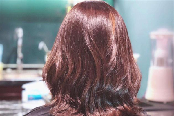 染發(fā)膏調(diào)色素怎么用 染發(fā)不包保鮮膜可以嗎 染發(fā)膏調(diào)色素怎么用 染發(fā)不包保鮮膜可以嗎