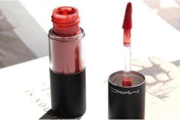 唇釉分層了還可不可以用 唇釉結塊是什么原因造成的