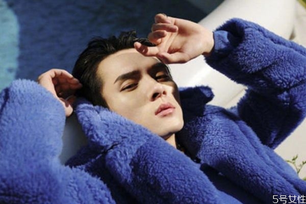 男生可以涂口紅嗎 男生用什么口紅自然 男生可以涂口紅嗎 男生用什么口紅自然