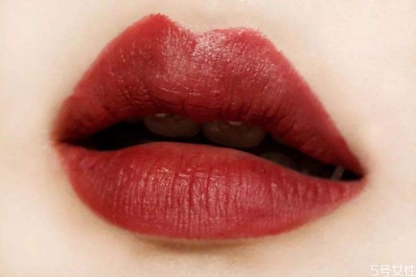 可以用口紅當(dāng)腮紅嗎 口紅當(dāng)腮紅會(huì)長(zhǎng)斑嗎 可以用口紅當(dāng)腮紅嗎 口紅當(dāng)腮紅會(huì)長(zhǎng)斑嗎