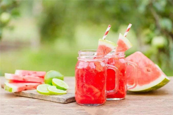 三伏天不能喝冰水嗎 三伏天喝熱水好嗎 三伏天不能喝冰水嗎 三伏天喝熱水好嗎