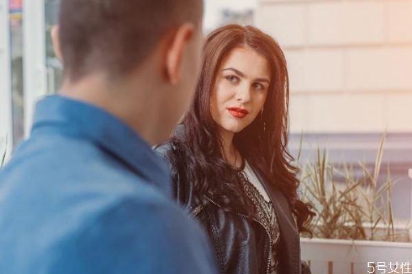 悶騷男會故意引起女生的注意嗎 悶騷男內(nèi)心有多狂熱 悶騷男會故意引起女生的注意嗎 悶騷男內(nèi)心有多狂熱