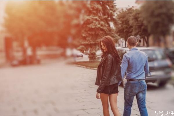 悶騷男會故意引起女生的注意嗎 悶騷男內(nèi)心有多狂熱 悶騷男會故意引起女生的注意嗎 悶騷男內(nèi)心有多狂熱