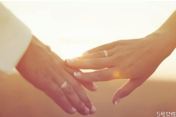 為什么女朋友會(huì)對(duì)自己說(shuō)出軌了 輕浮的女人有哪些特點(diǎn) 為什么女朋友會(huì)對(duì)自己說(shuō)出軌了 輕浮的女人有哪些特點(diǎn)