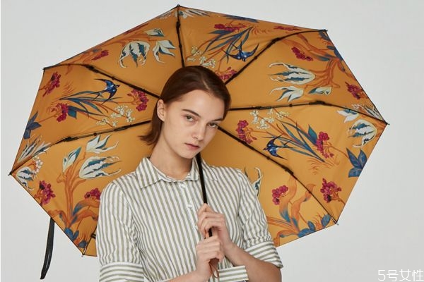 如何選擇太陽(yáng)傘 防曬傘知識(shí)點(diǎn) 如何選擇太陽(yáng)傘 防曬傘知識(shí)點(diǎn)