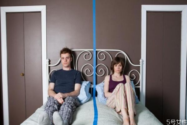 夫妻之間為什么會(huì)出現(xiàn)冷暴力 解決冷暴力最好的辦法 夫妻之間為什么會(huì)出現(xiàn)冷暴力 解決冷暴力最好的辦法