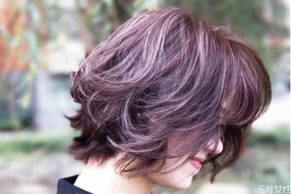 漂色對(duì)頭發(fā)有什么危害 漂發(fā)和染發(fā)哪個(gè)傷害大 漂色對(duì)頭發(fā)有什么危害 漂發(fā)和染發(fā)哪個(gè)傷害大