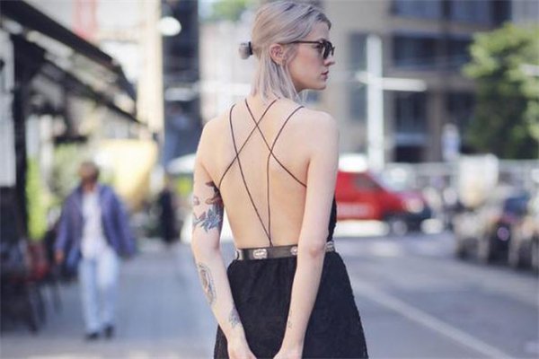 露背裙子里面穿什么內(nèi)衣 露背裙子怎么搭配好看 露背裙子里面穿什么內(nèi)衣 露背裙子怎么搭配好看