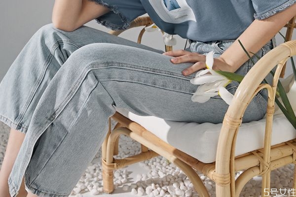 牛仔褲買(mǎi)合身還是寬松 牛仔褲肥了怎么縫瘦 牛仔褲買(mǎi)合身還是寬松 牛仔褲肥了怎么縫瘦