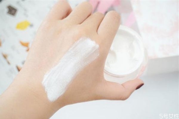 長期用素顏霜皮膚會怎么樣 素顏霜需要卸妝 長期用素顏霜皮膚會怎么樣 素顏霜需要卸妝