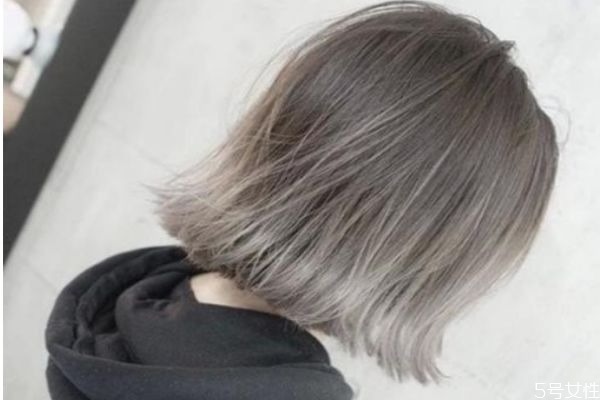 先染發(fā)還是先做倒膜 染發(fā)完可以馬上做發(fā)膜嗎 先染發(fā)還是先做倒膜 染發(fā)完可以馬上做發(fā)膜嗎